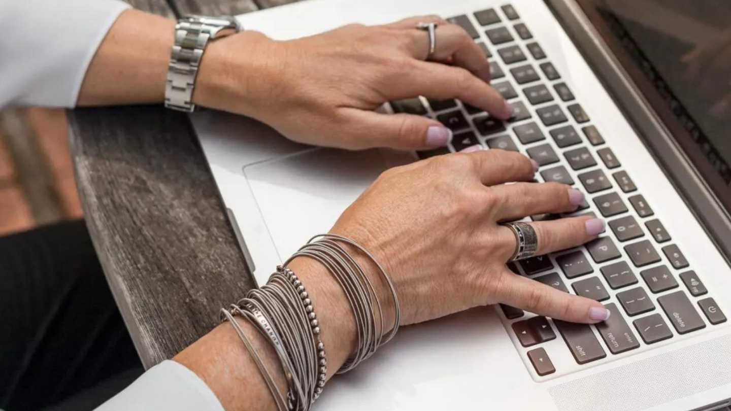 impiegata al pc mentre usa un CRM