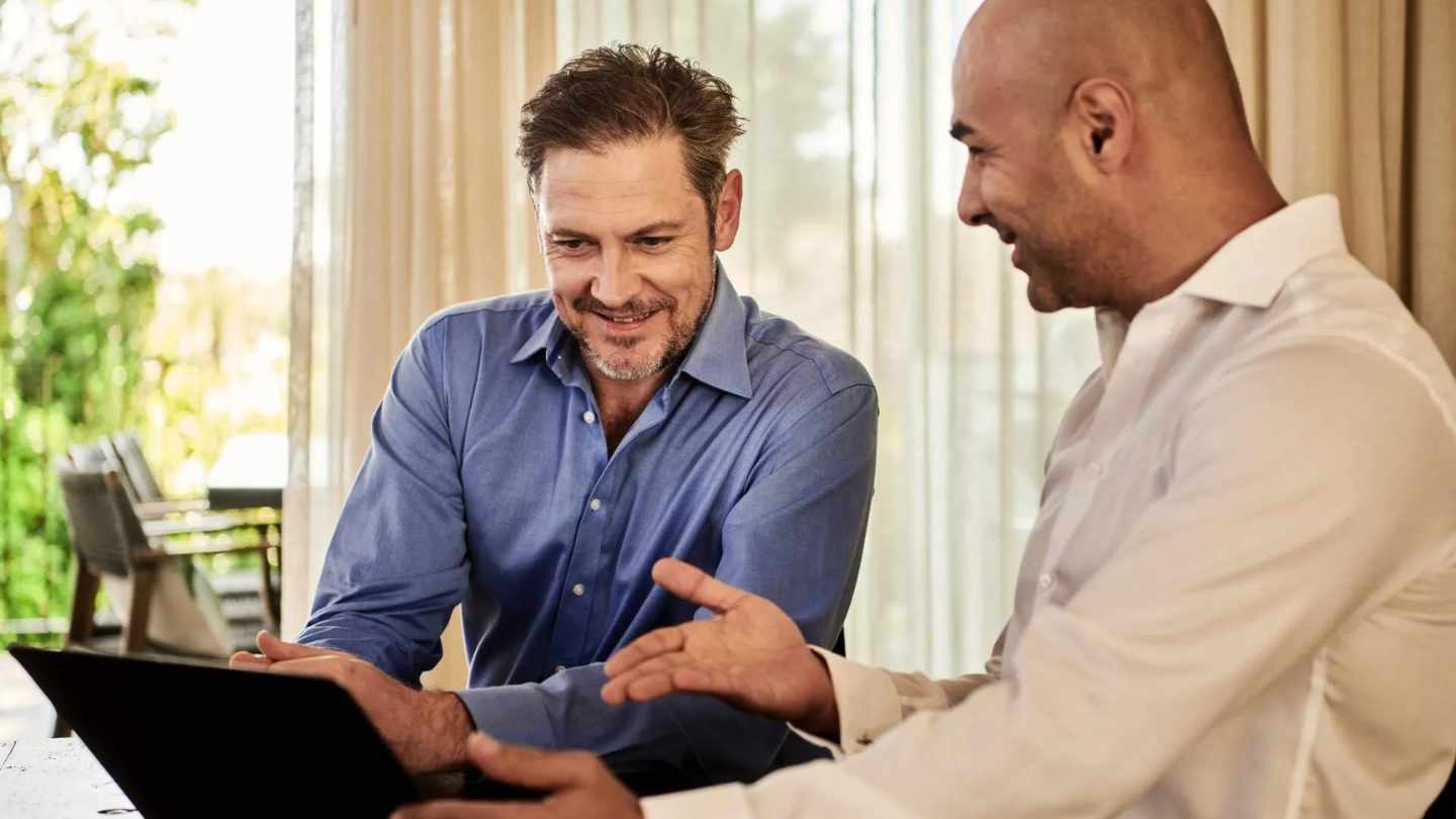 Consulente esperto di Linkedin che spiega una strategia di lead gen al cliente