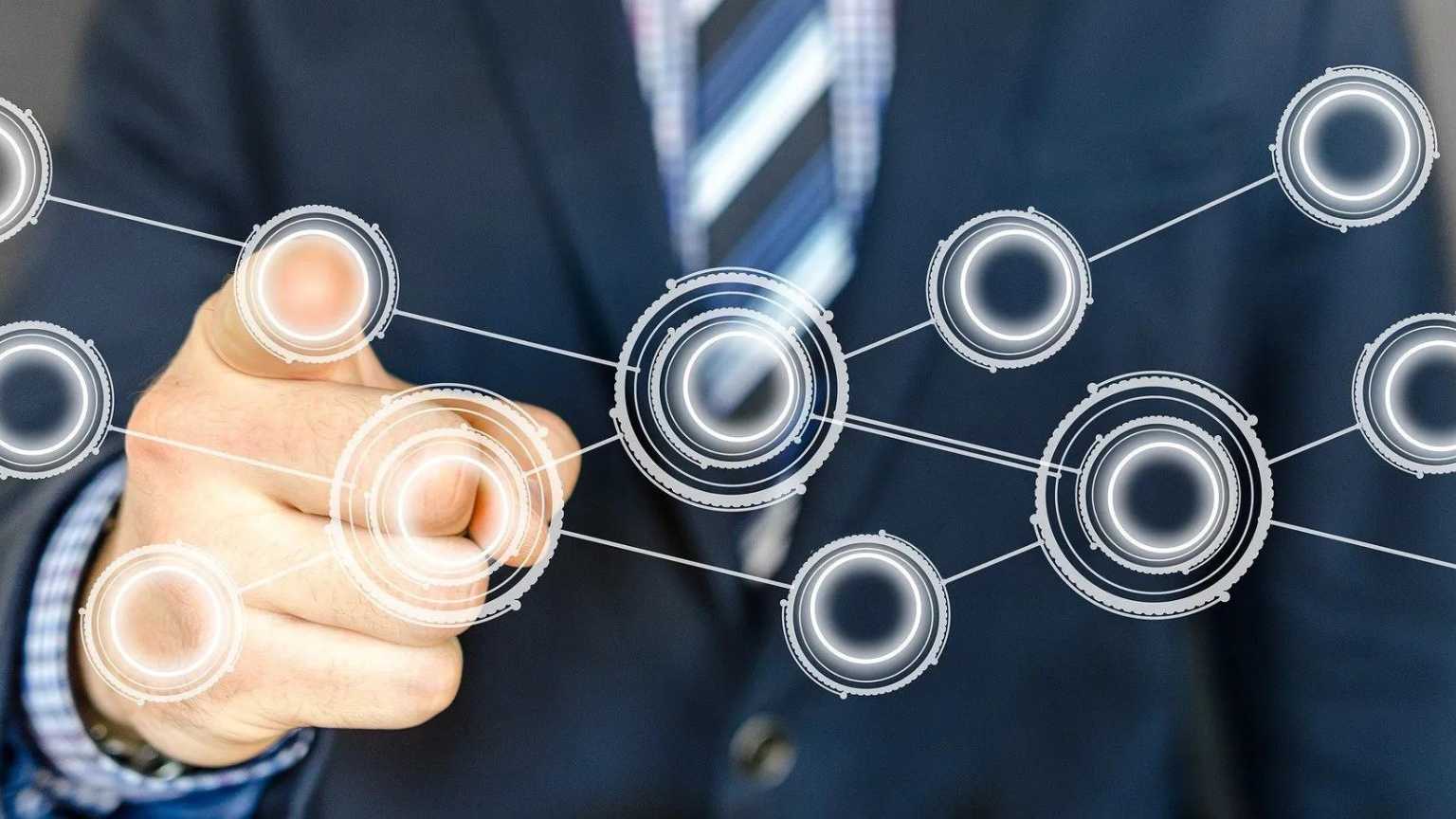 uomo d'affari che indica i collegamenti, a simboleggiare i legami su Linkedin