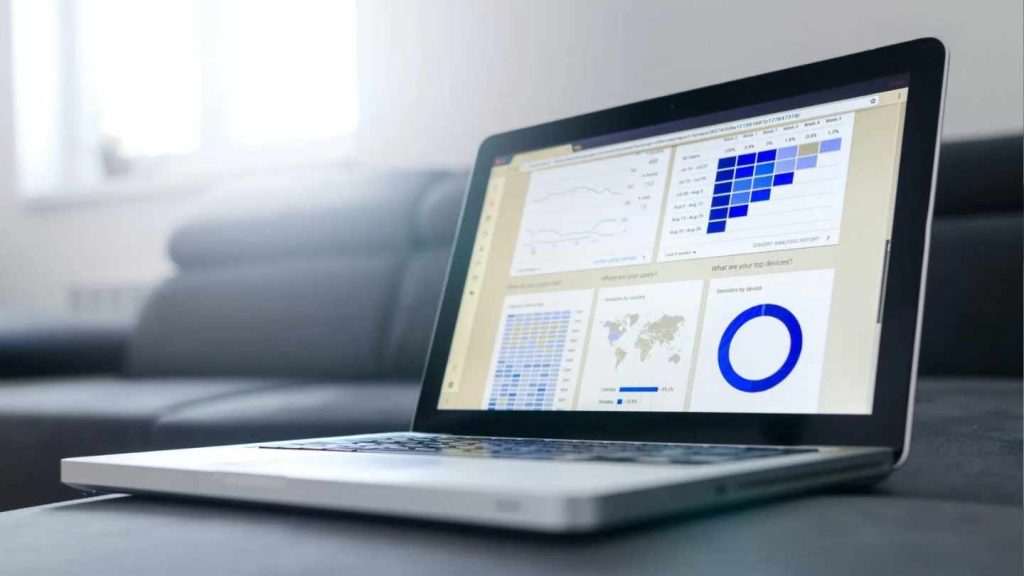 statistiche di visite e conversioni su lapdop