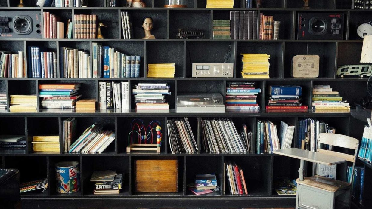 libreria con diversi titoli, anche sul marketing