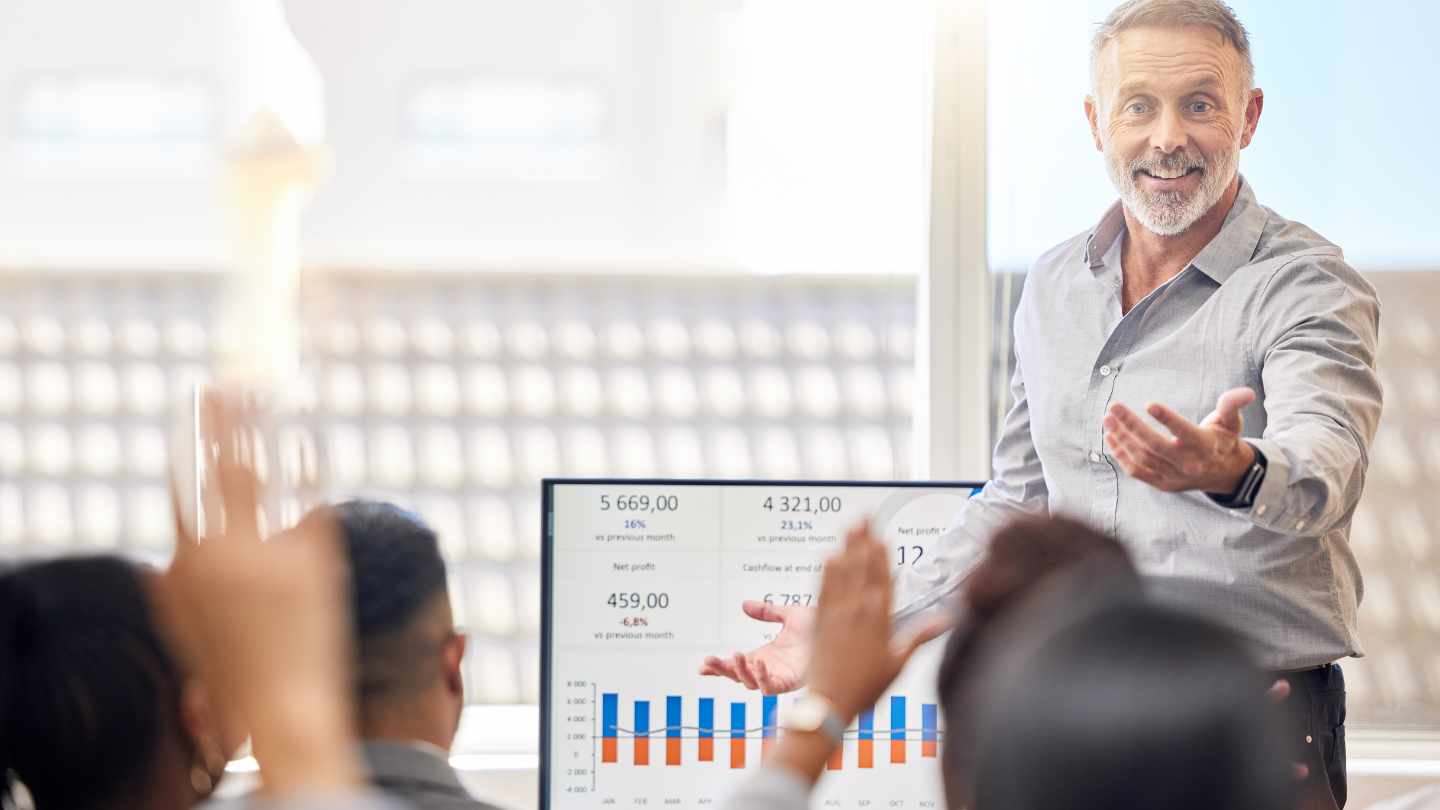 direttore sales che mostra i dati al team di commerciali